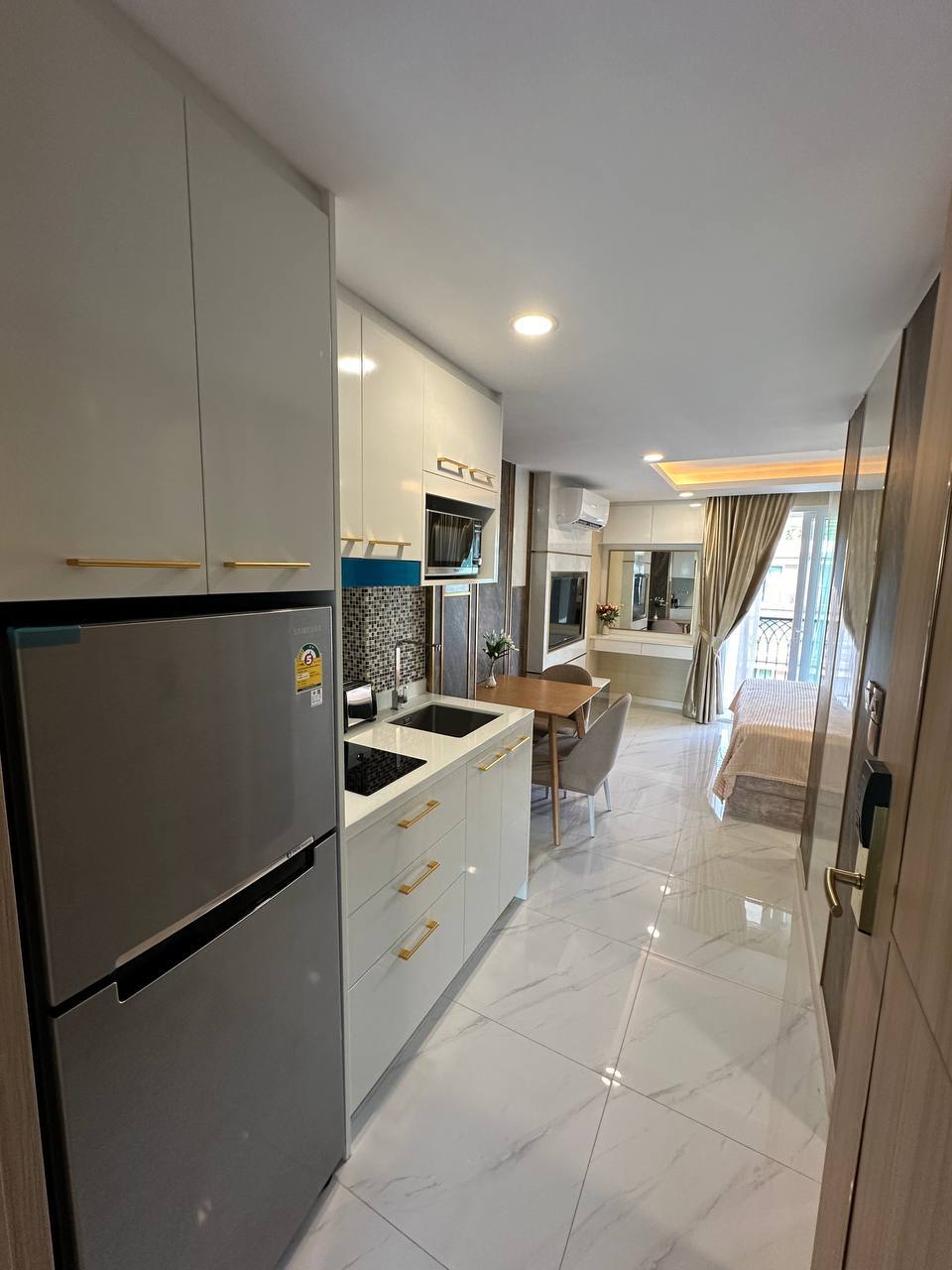 Dusit Grand Park 2 — студия